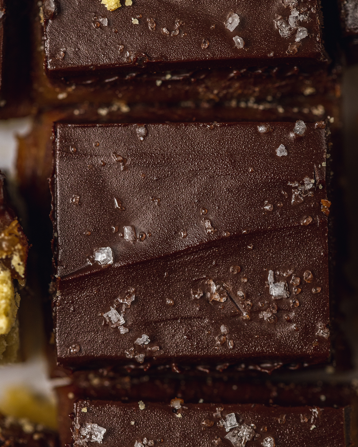 Deliciously sweet and gooey Vegan Millionaire Shortbread, created with a vegan shortbread base and tasty salted caramel made from almond butter - that's next level snacking! #shortbread #veganrecipe #millionaire #saltedcaramel