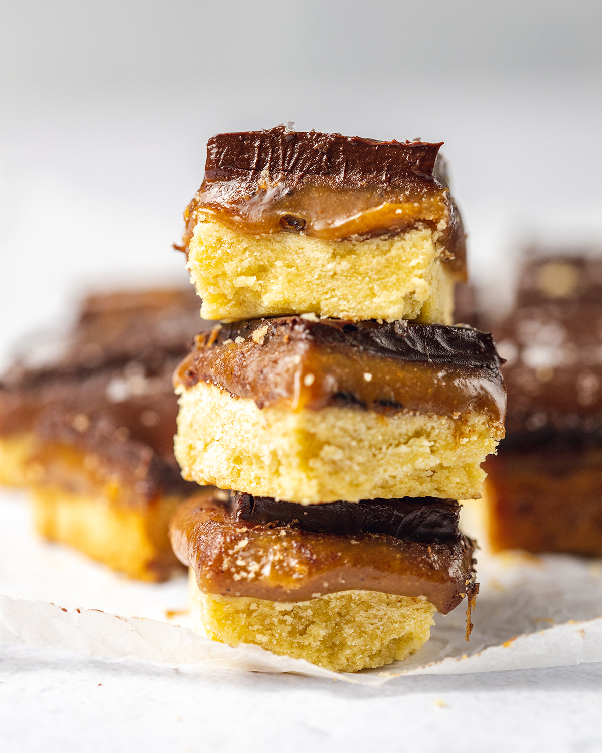 Deliciously sweet and gooey Vegan Millionaire Shortbread, created with a vegan shortbread base and tasty salted caramel made from almond butter - that's next level snacking! #shortbread #veganrecipe #millionaire #saltedcaramel