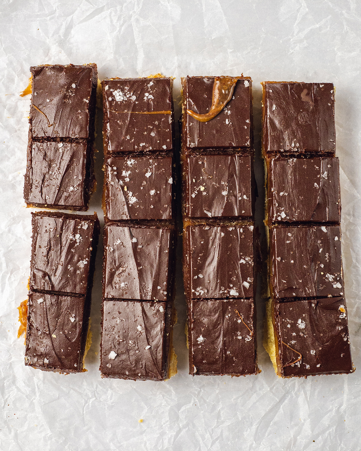 Deliciously sweet and gooey Vegan Millionaire Shortbread, created with a vegan shortbread base and tasty salted caramel made from almond butter - that's next level snacking! #shortbread #veganrecipe #millionaire #saltedcaramel