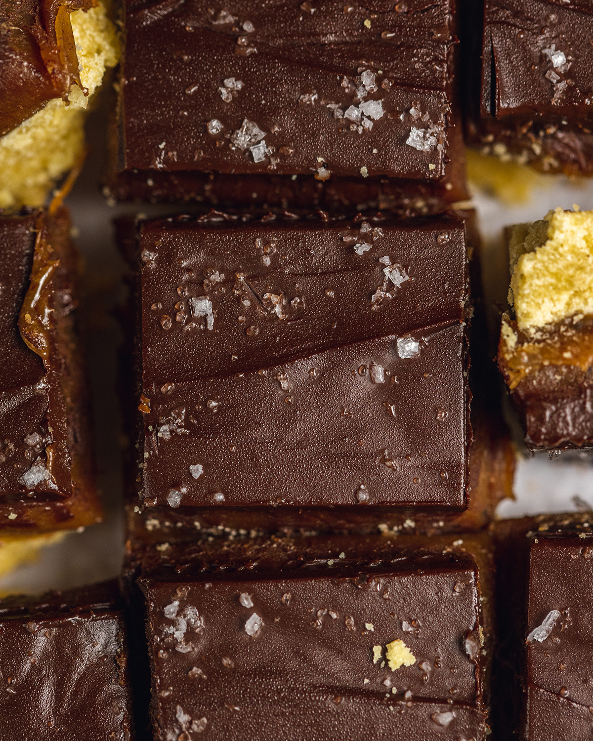 Deliciously sweet and gooey Vegan Millionaire Shortbread, created with a vegan shortbread base and tasty salted caramel made from almond butter - that's next level snacking! #shortbread #veganrecipe #millionaire #saltedcaramel