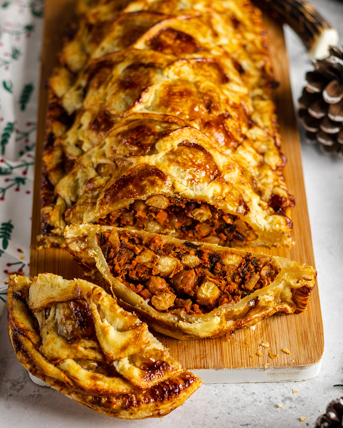 Dies vegan Wellington on a serving board on the dinner table.