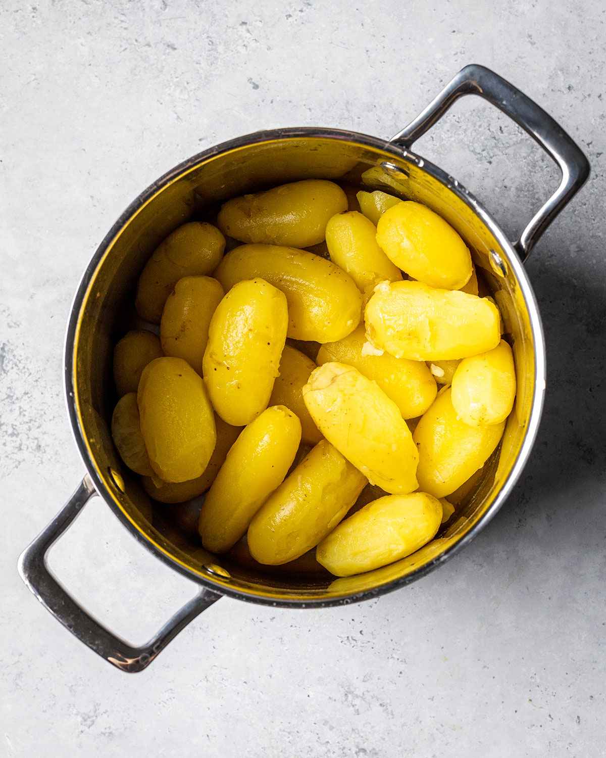 peeled boiled potatoes in an Olav saucepan