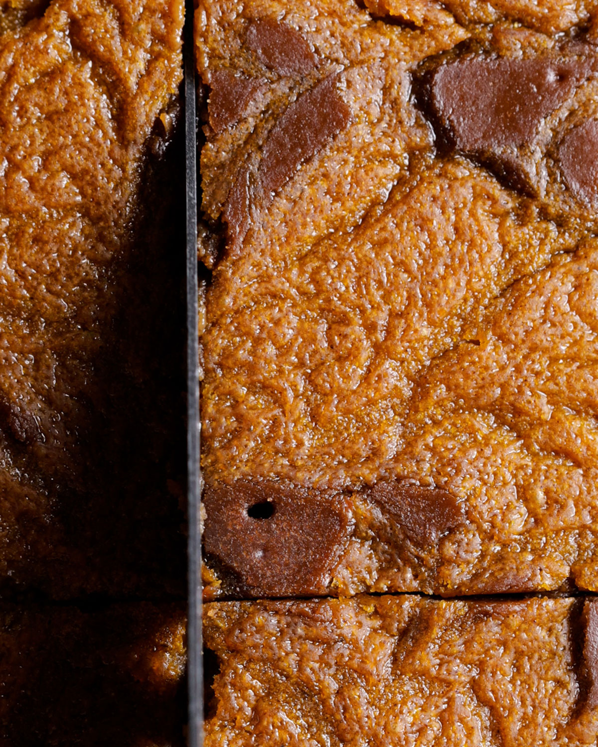 slicing vegan pumpkin brownies