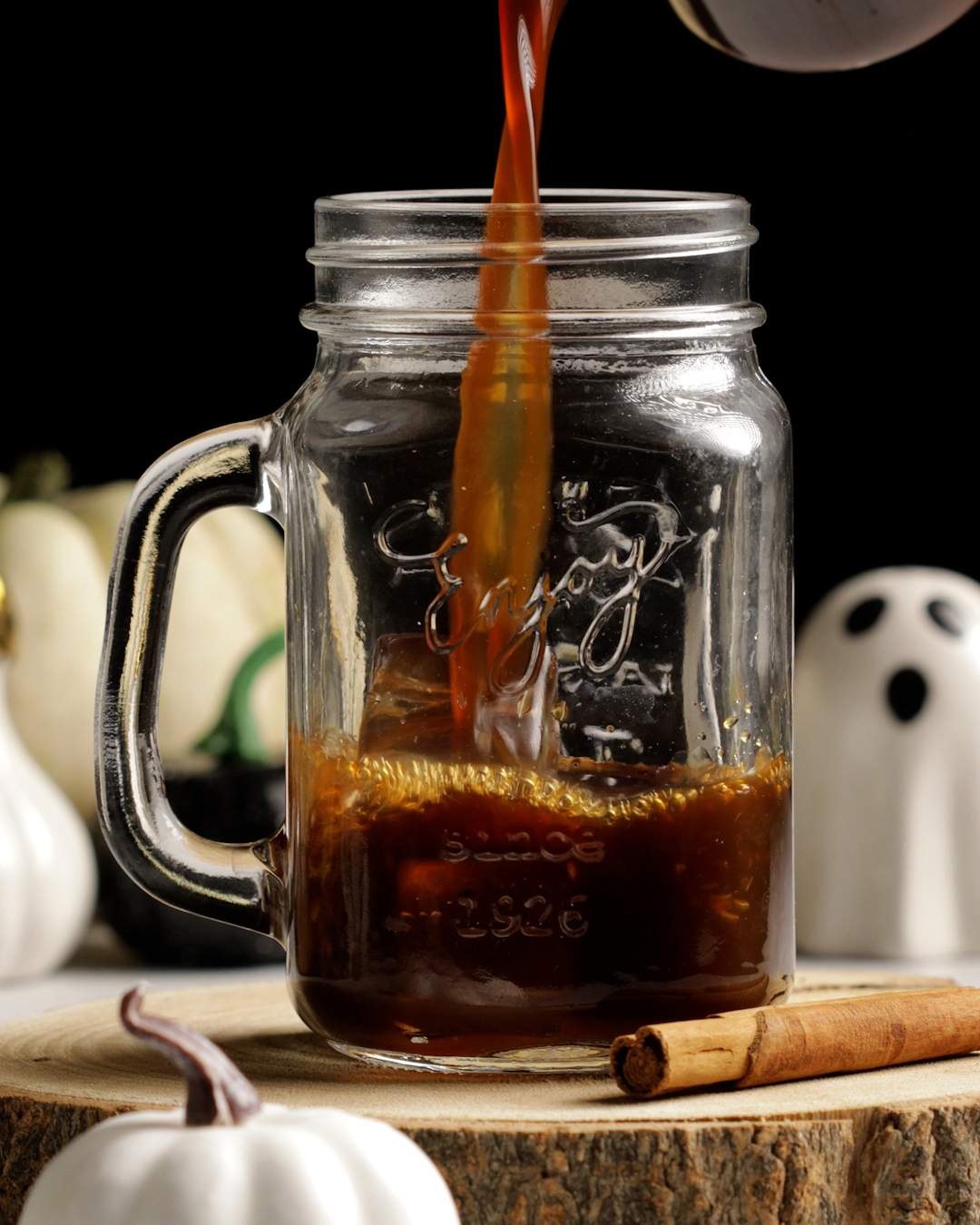 https://www.romylondonuk.com/wp-content/uploads/2022/10/pouring-cold-brew-coffee-into-a-jug.jpg