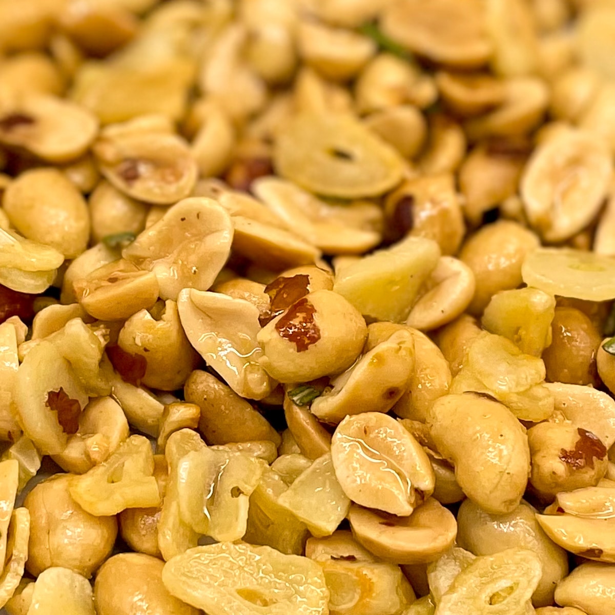 a close up of roasted garlic peanuts