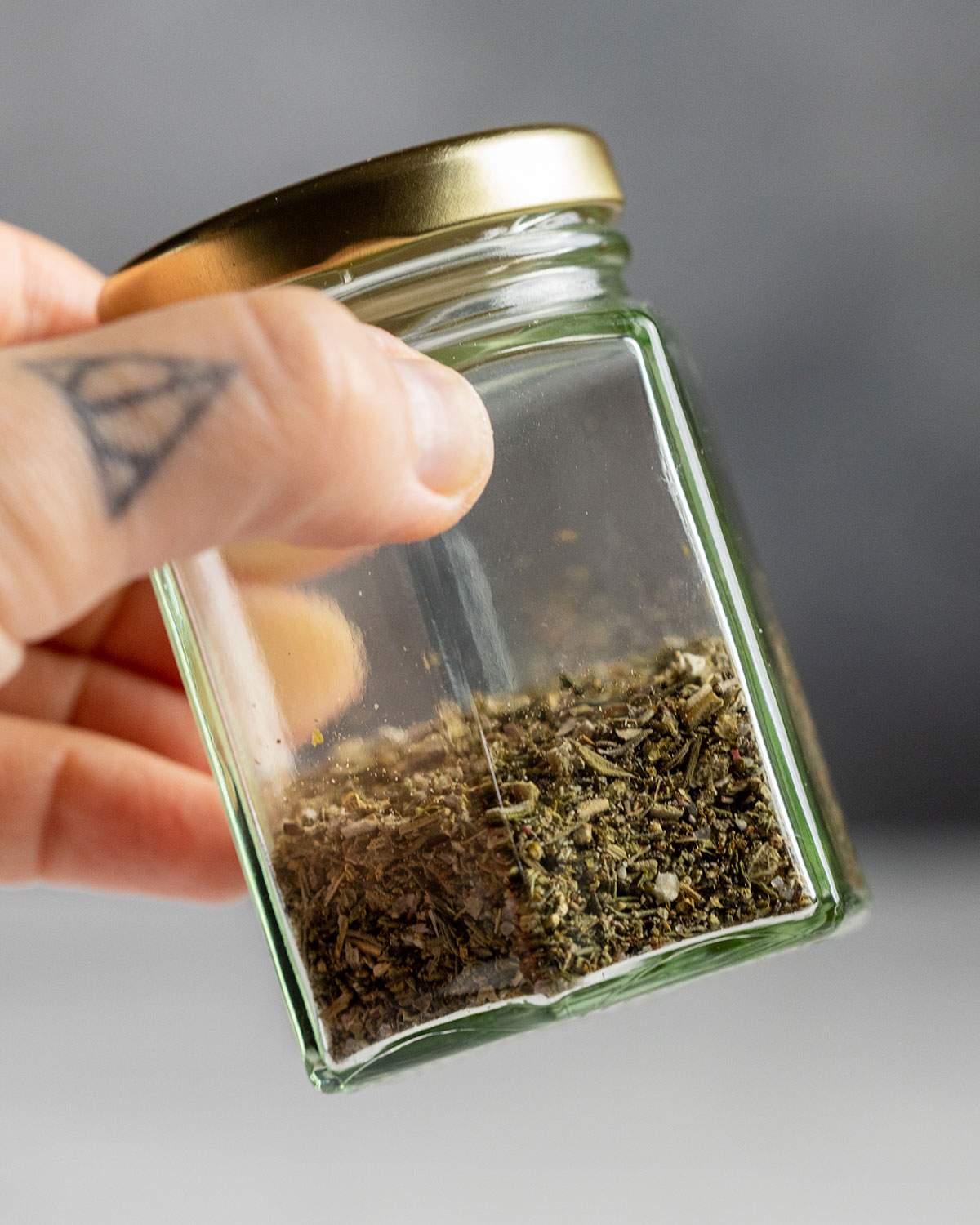 close up of vegan poultry seasoning mix in a glass jar