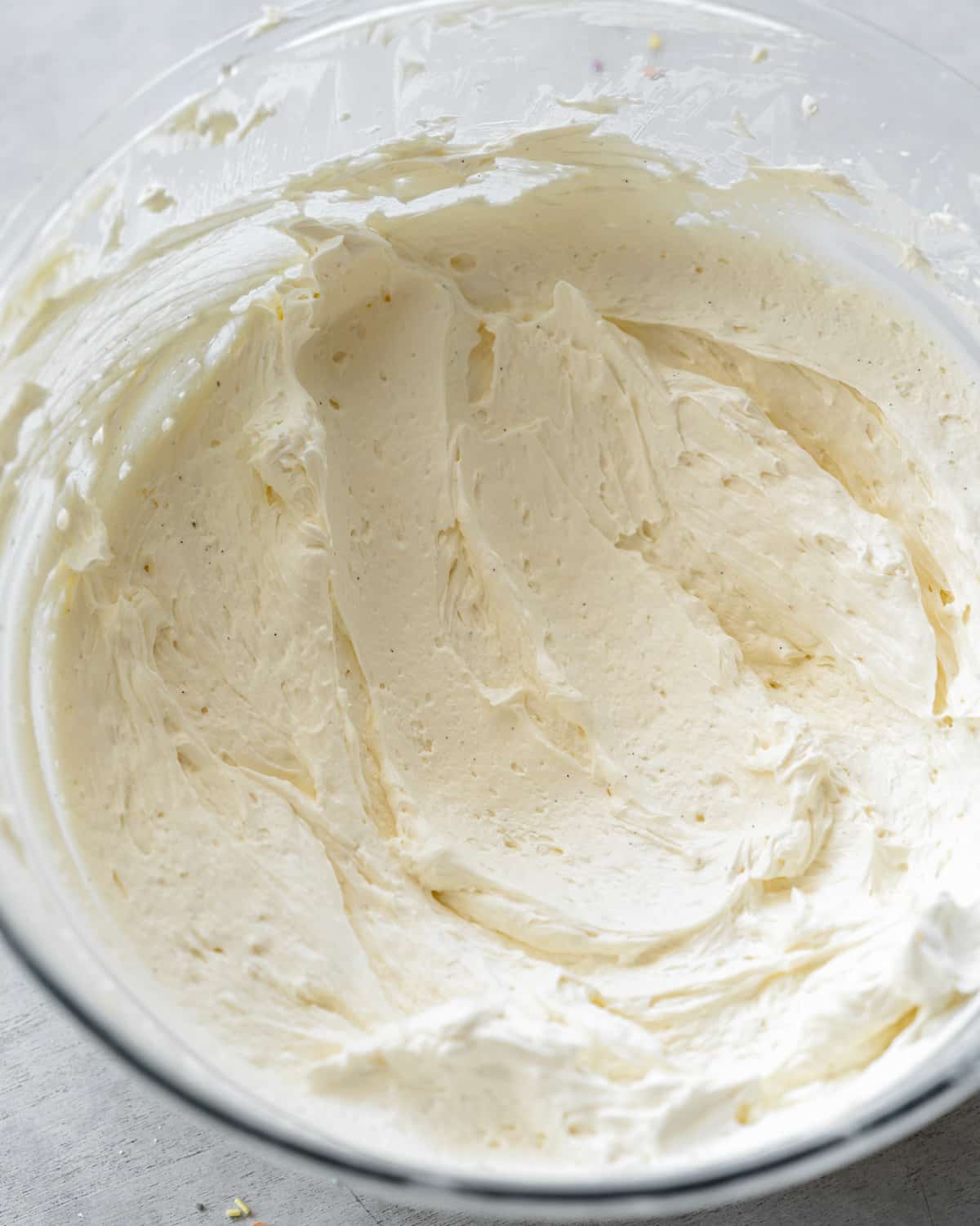 white vegan buttercream frosting in a glass bowl