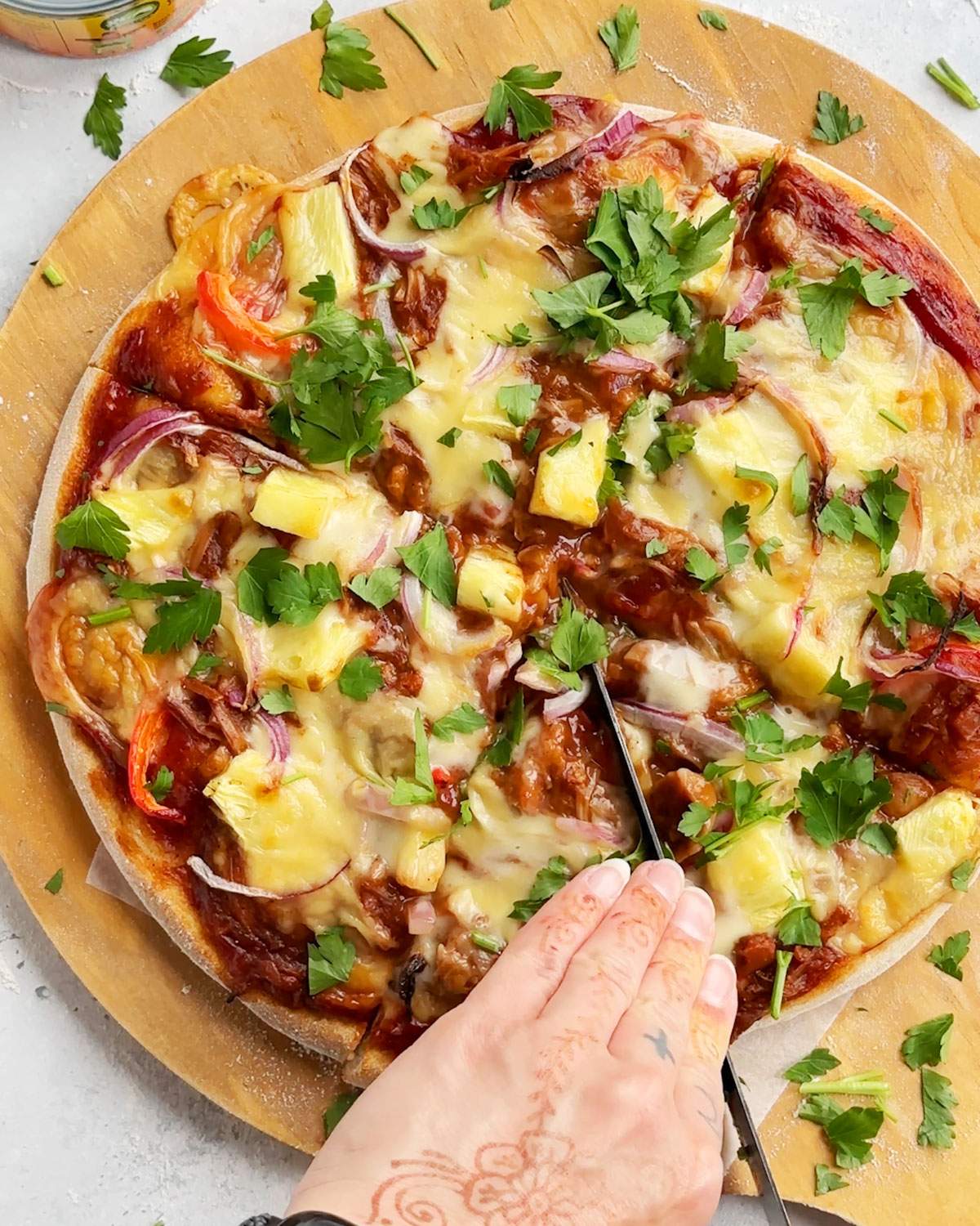 Slicing a vegan bbq pizza.