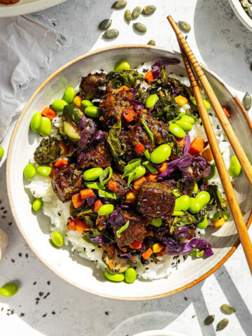 A plate of black pepper stir fry with crispy pumfu tofu and veggies.