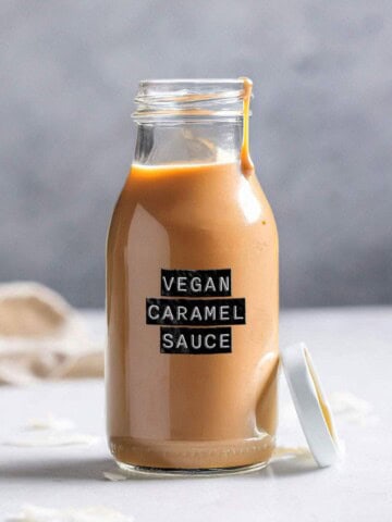 A labelled glass bottle with vegan caramel sauce.