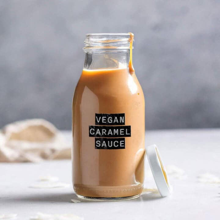 A labelled glass bottle with vegan caramel sauce.