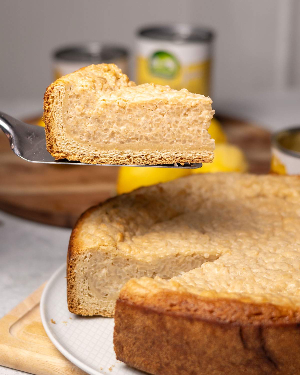 A slice of vegan rice pudding cake being lifted from the Reisfladen.